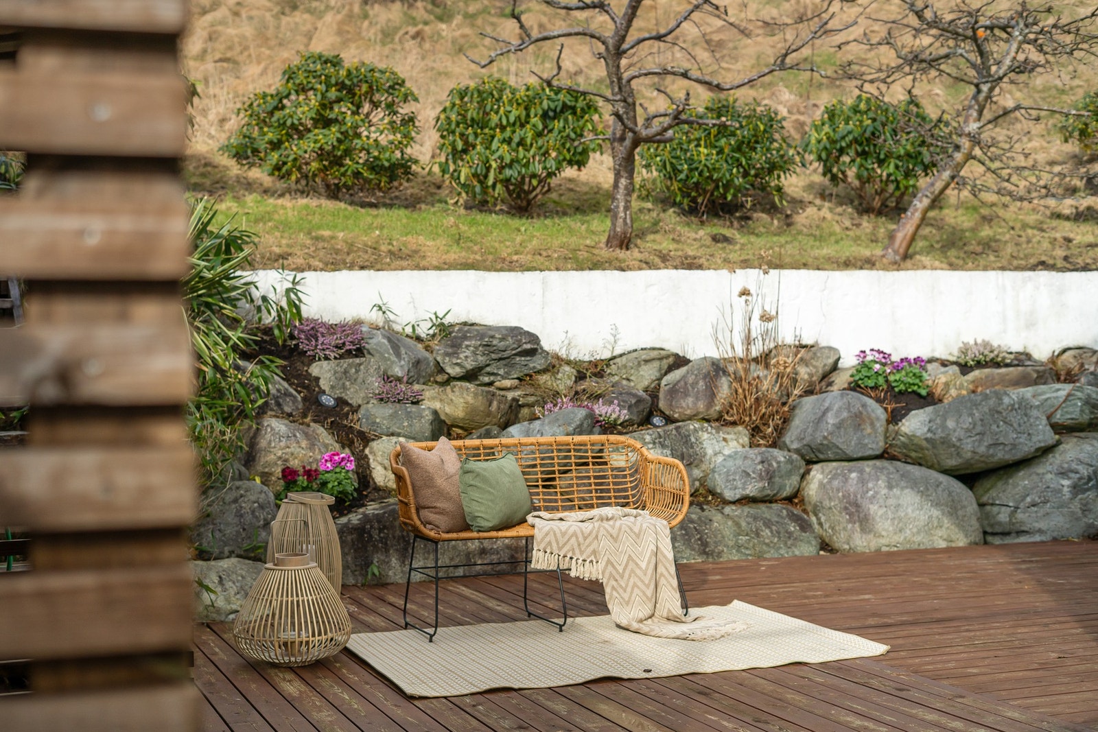 Terrassen byr på flere sittegrupper og ulike soner Galleribilde