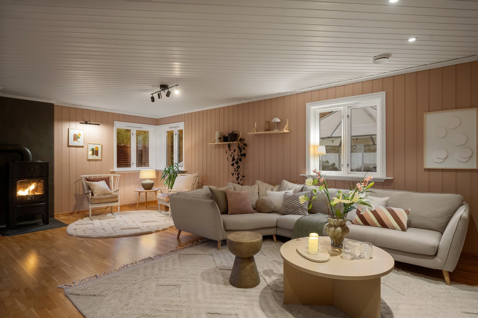 Stuen byr på flere ulike soner og møbleringsmuligheter. Galleribilde