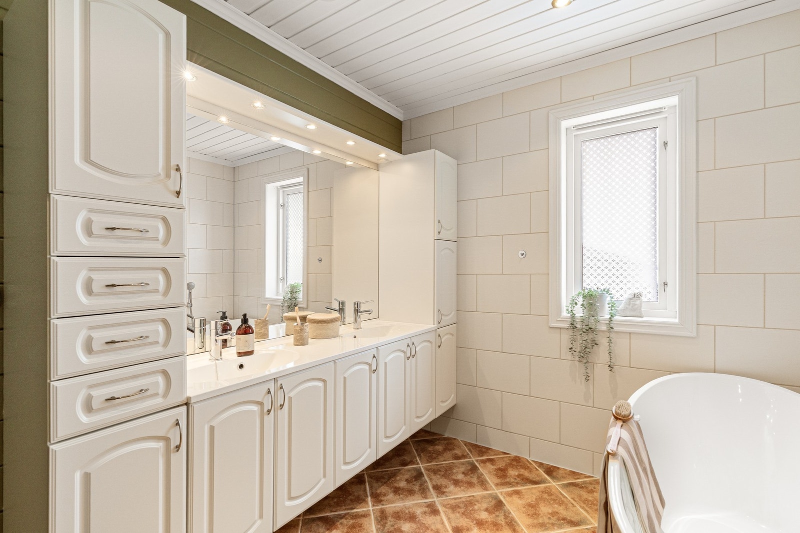 Lyst og romslig bad med praktisk dobbelvask Galleribilde