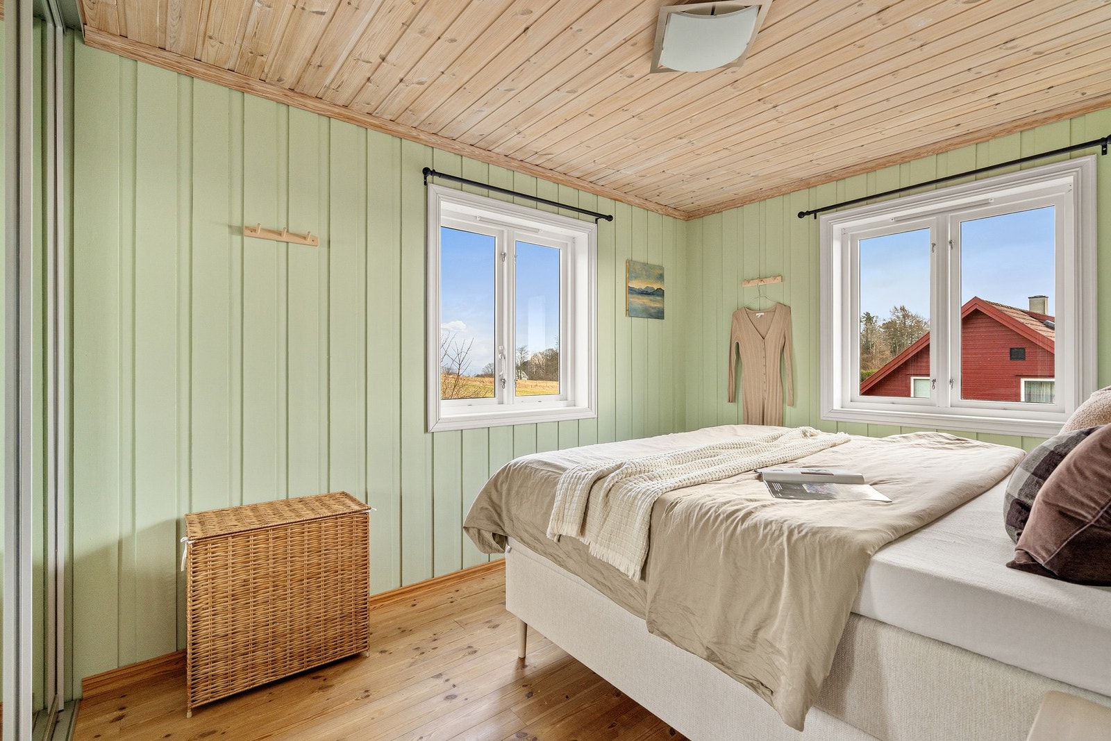 Hovedsoverommet har skyvedørsgarderobe Galleribilde