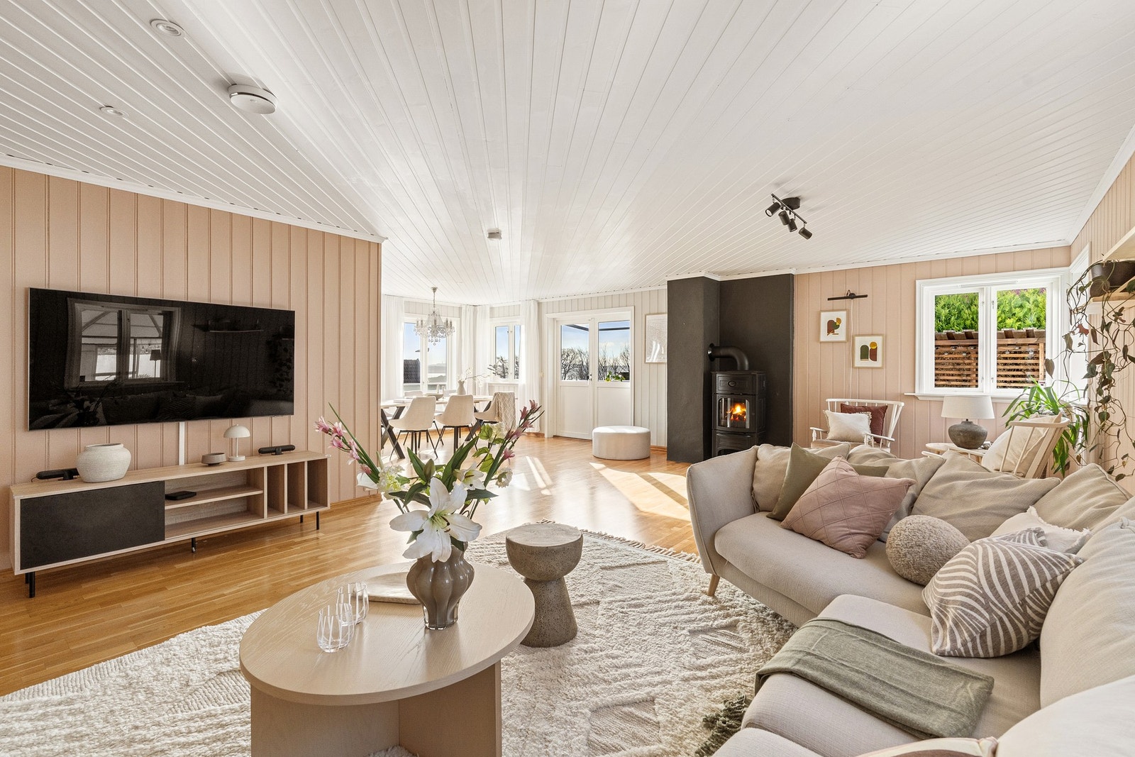 Lys og varm stue med fint lysinnlipp Galleribilde