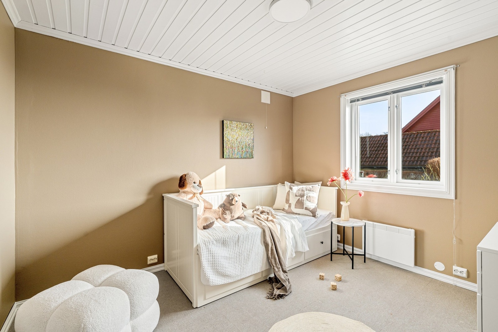 Pent soverom 3 med plass til skrivebord og garderobe Galleribilde