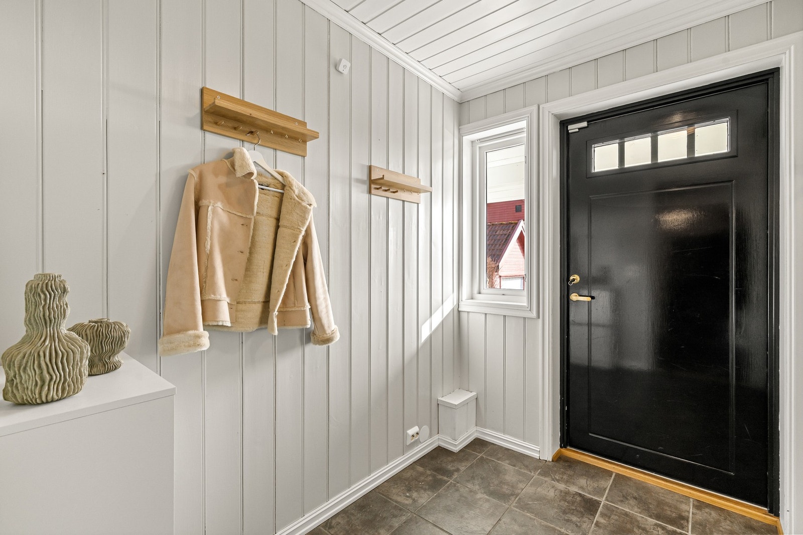 Romslig entré med stor skyvedørsgarderobe (bak kamera) som gir rikelig plass til yttertøy og sko. Galleribilde