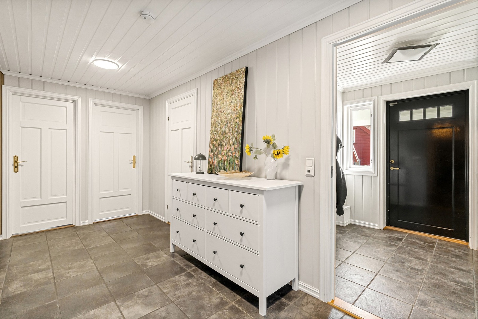 Inngangspartiet og gangen er pent flislagt med deilig varmekabler i gulv. Galleribilde