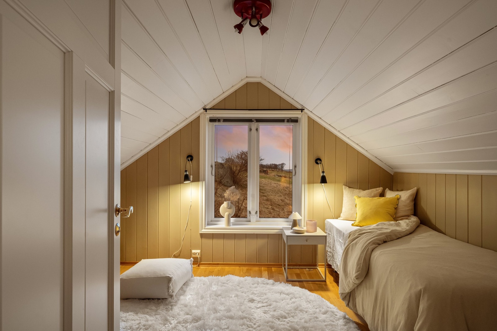 I loftsetasjen er det flere kott som kan brukes til ekstra lagringsplass Galleribilde