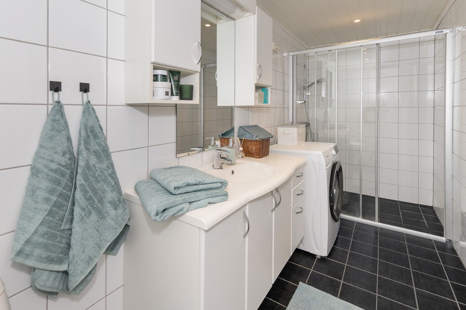 Pent flislagt bad med varmekabler - Renovert i regi av borettslaget ca 2012 Galleribilde