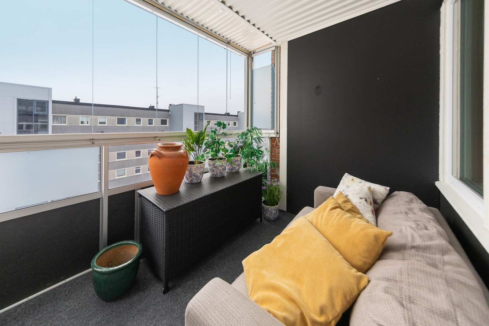 Balkongen kan benyttes som et ekstra rom store deler av året Galleribilde