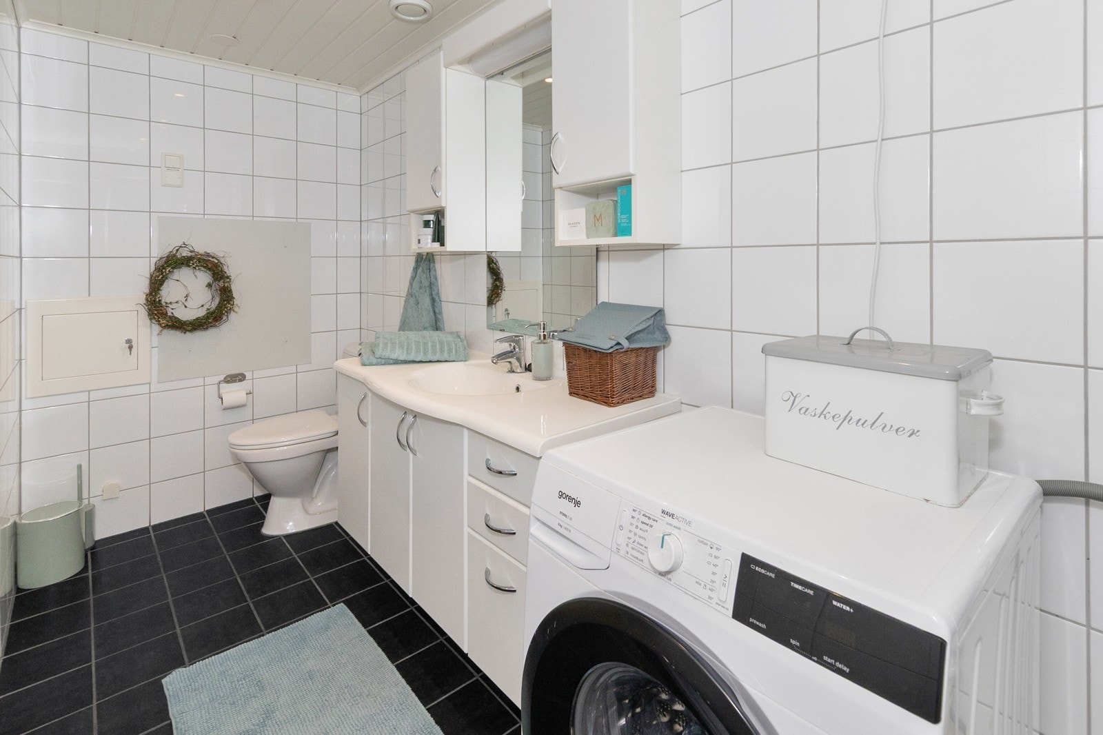 Servant i romslig innredning, toalett og opplegg for vaskemaskin/tørketrommel Galleribilde