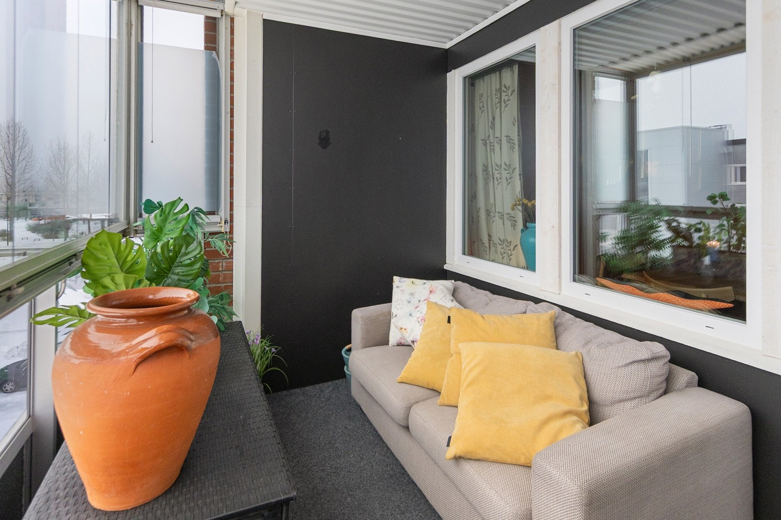 Vestvendt og solrik innglasset balkong Galleribilde