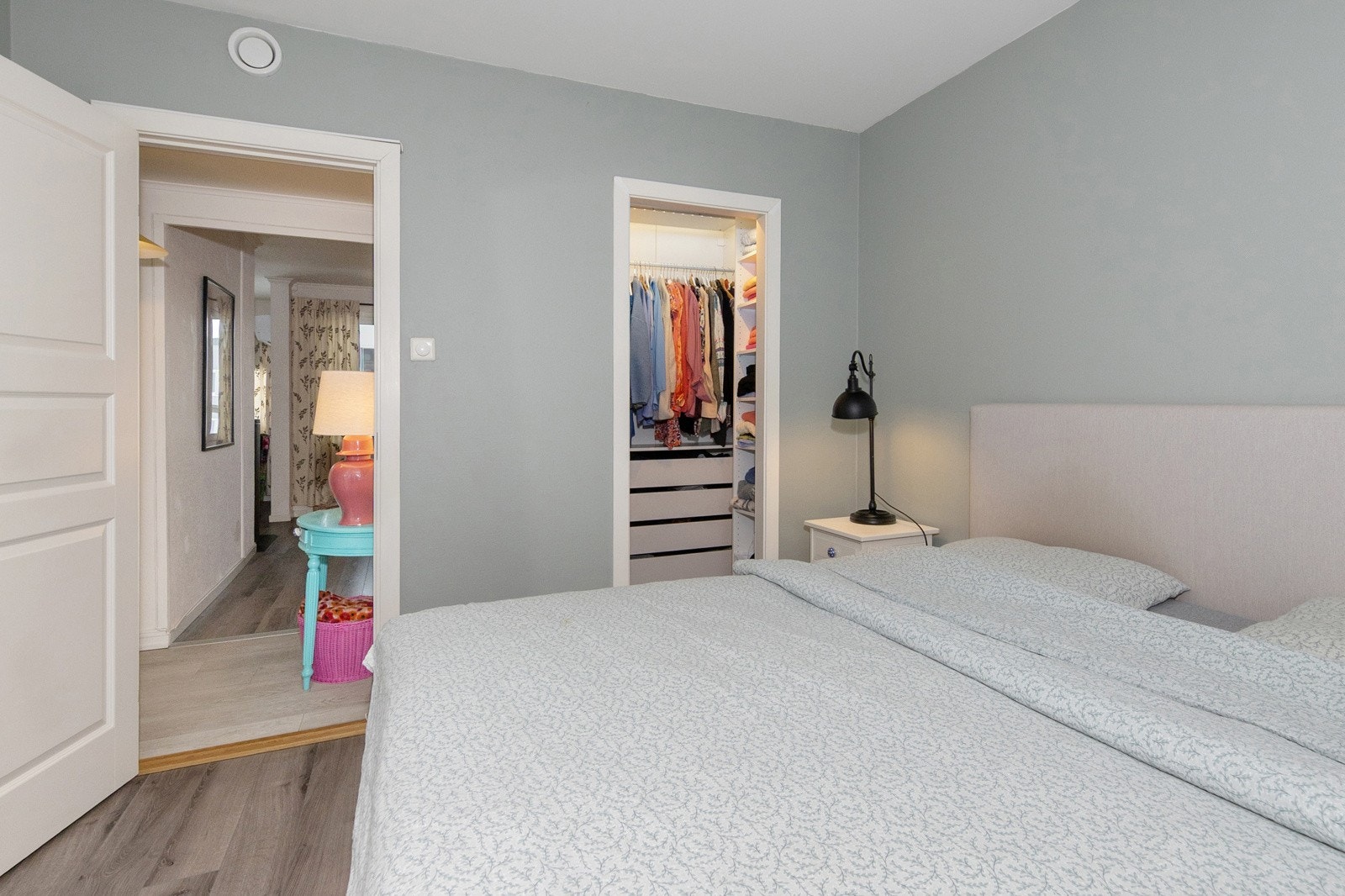 Tilliggende walk-in garderobe med pratisk innredning: skohyller, dobbelt og enkelt heng, skuffer og hyller. Galleribilde