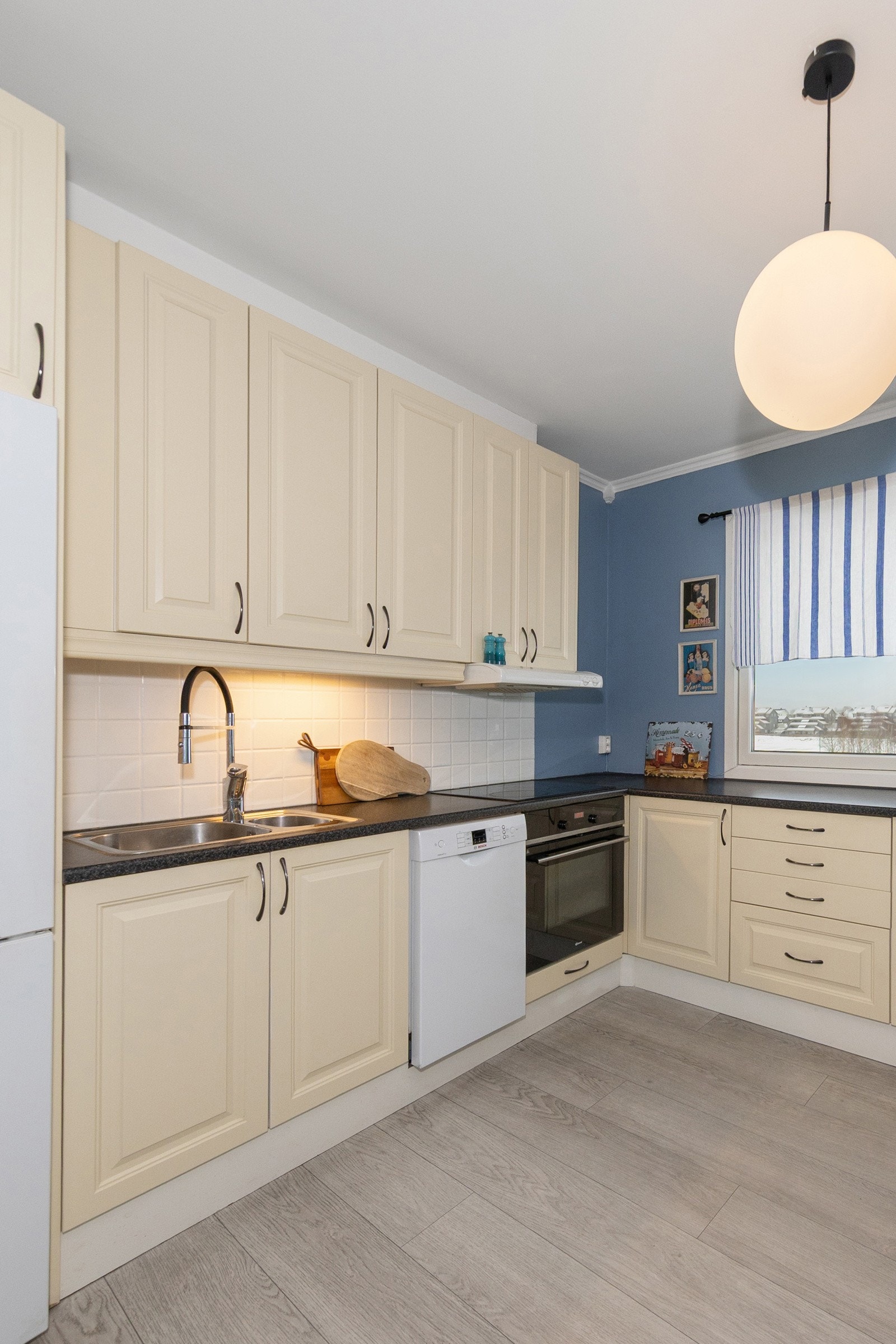 Hvitevarer medfølger: kjøl/frys, oppvaskmaskin og integrert koketopp/stekeovn Galleribilde