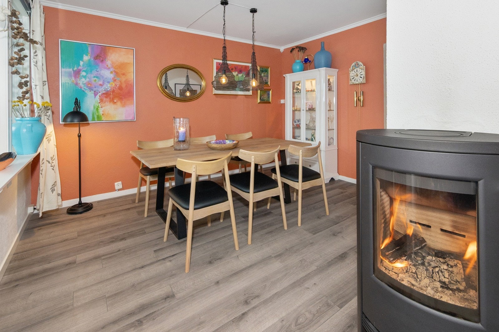 God plass for spisestue. Vedovn som gir en lun og behagelig varme på kjølige dager Galleribilde