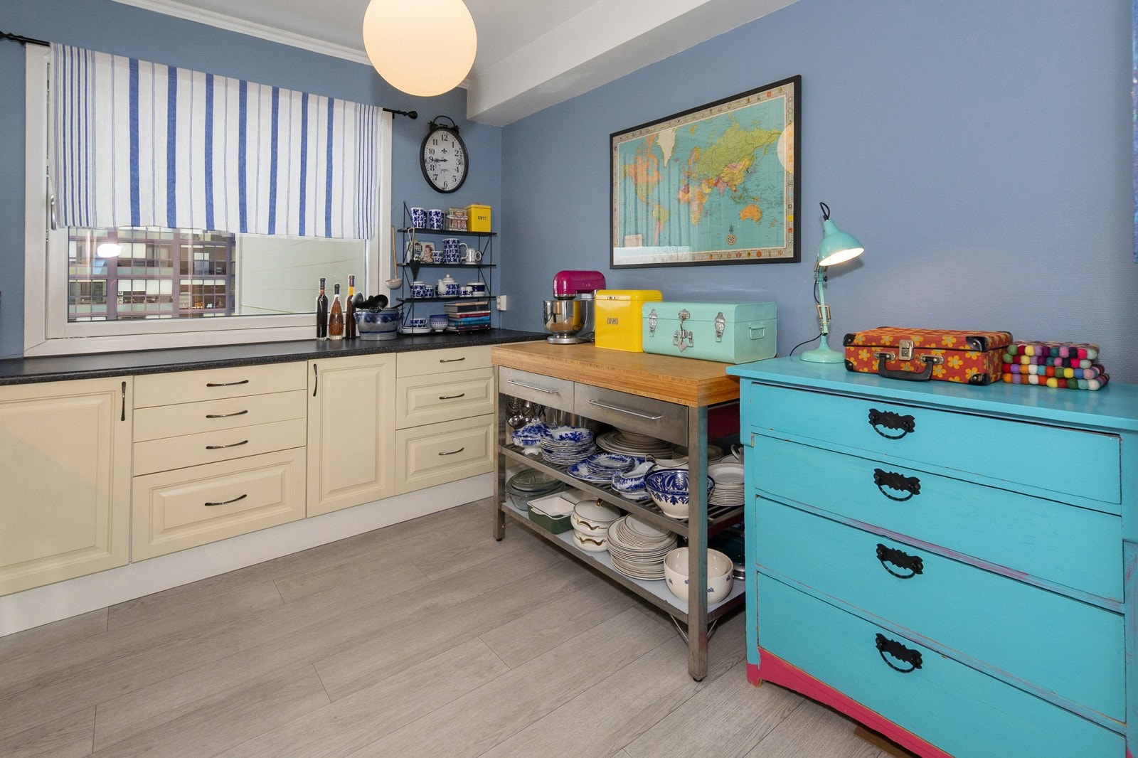 Pen og innholdsrik innredning - Meget godt med skap- og benkeplass Galleribilde