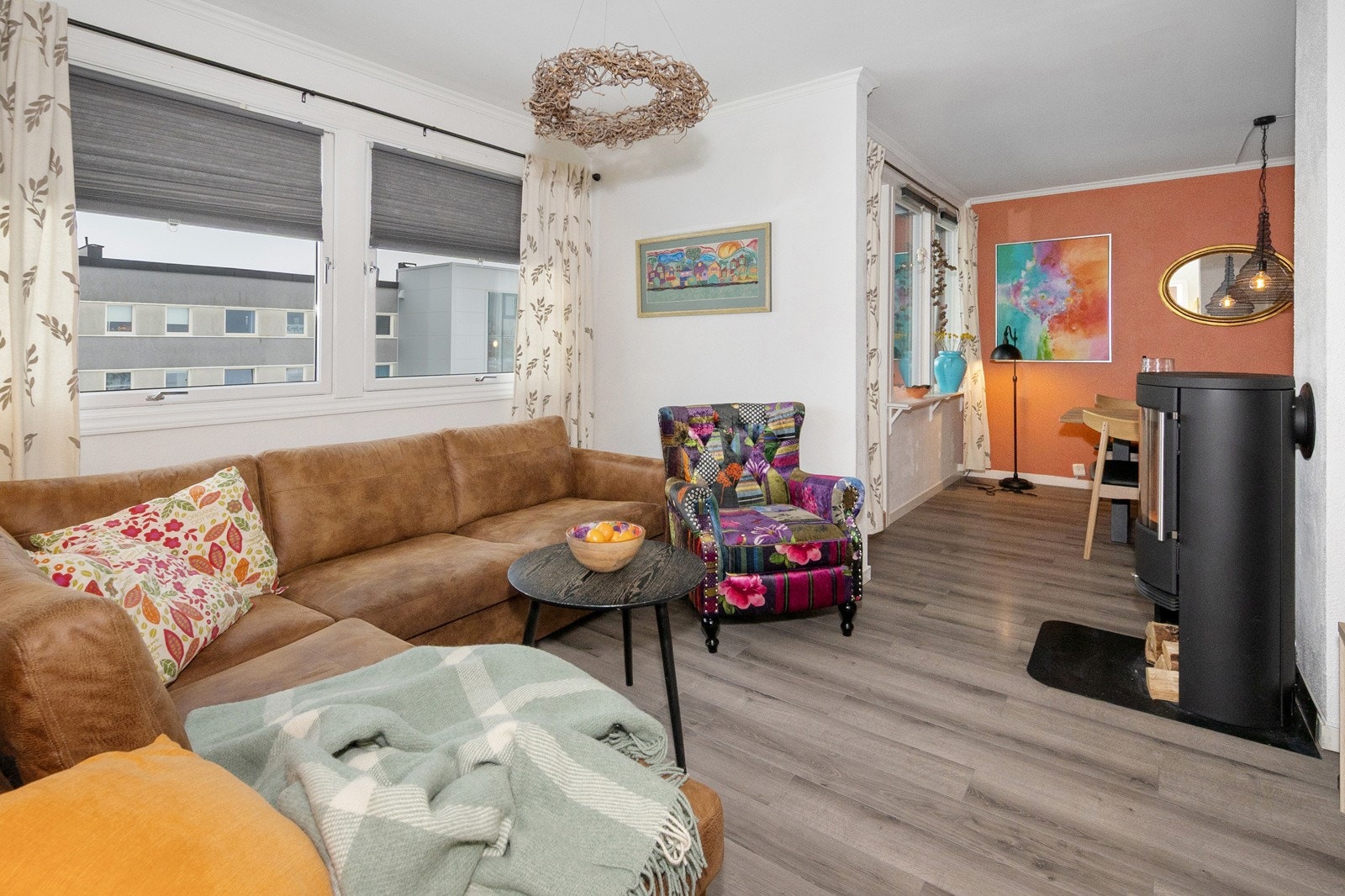 Fra stuen er det utgang til innglasset balkong Galleribilde