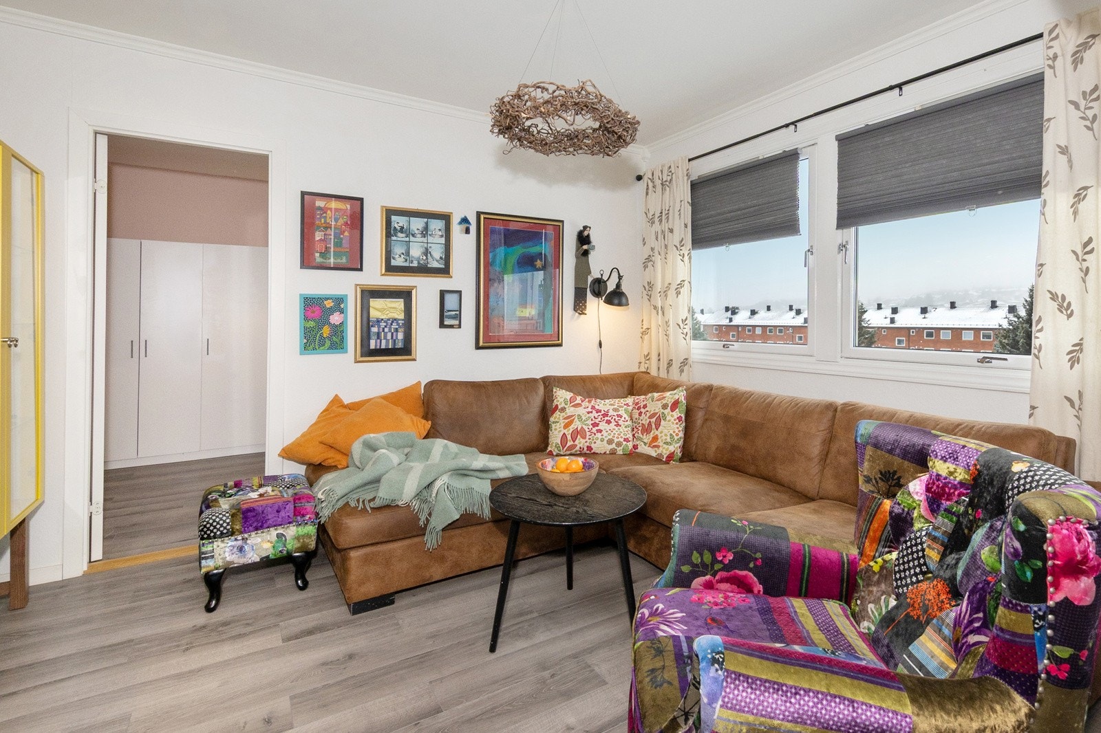 Store vindusflater gir godt lys inn i rommet Galleribilde