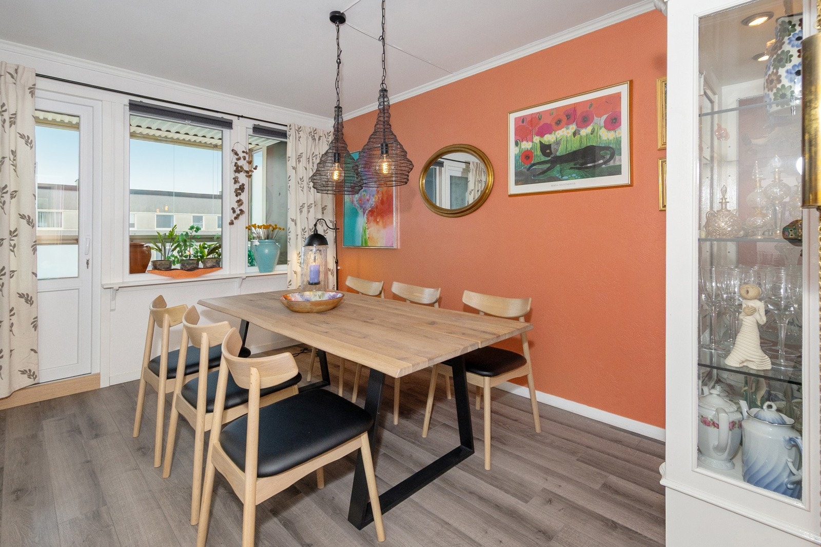 Praktisk vinkelstue som er lett å møblere Galleribilde