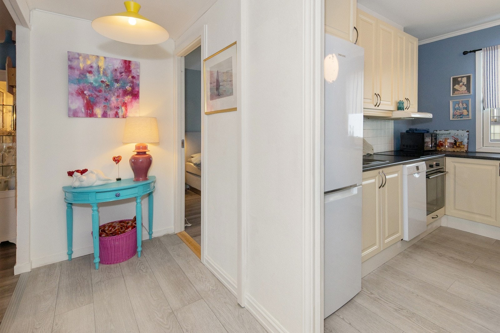 Entre med adkomst til kjøkkenet Galleribilde