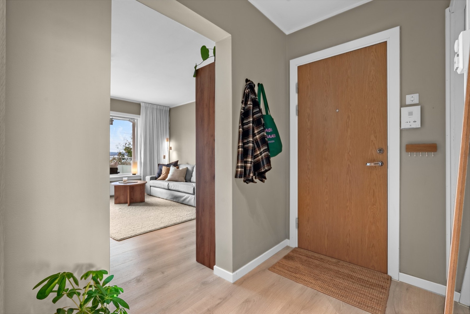 Entreen er praktisk utformet med plass til knaggrekke, kommode eller lignende. Galleribilde