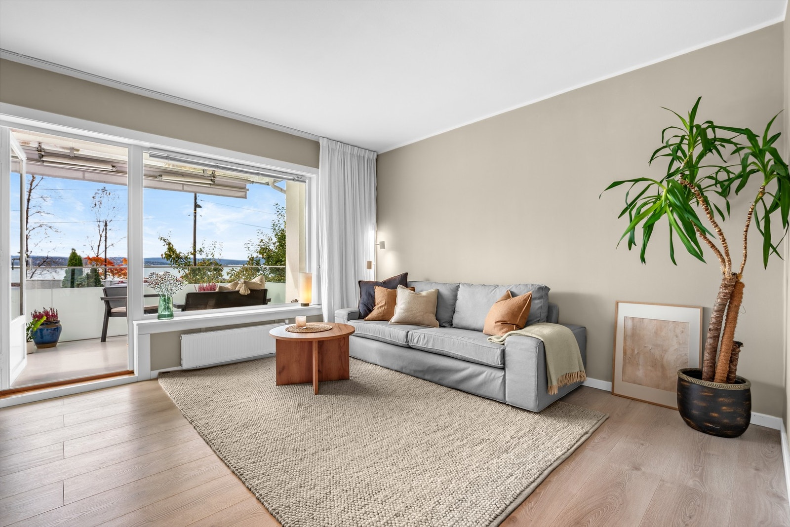 Leiligheten har gjennomgått flere oppgraderinger siden 2024, hvor det kan nevnes nytt kjøkken, lagt inn flere strømkurser, samt malearbeider i alle oppholdsrom. Galleribilde