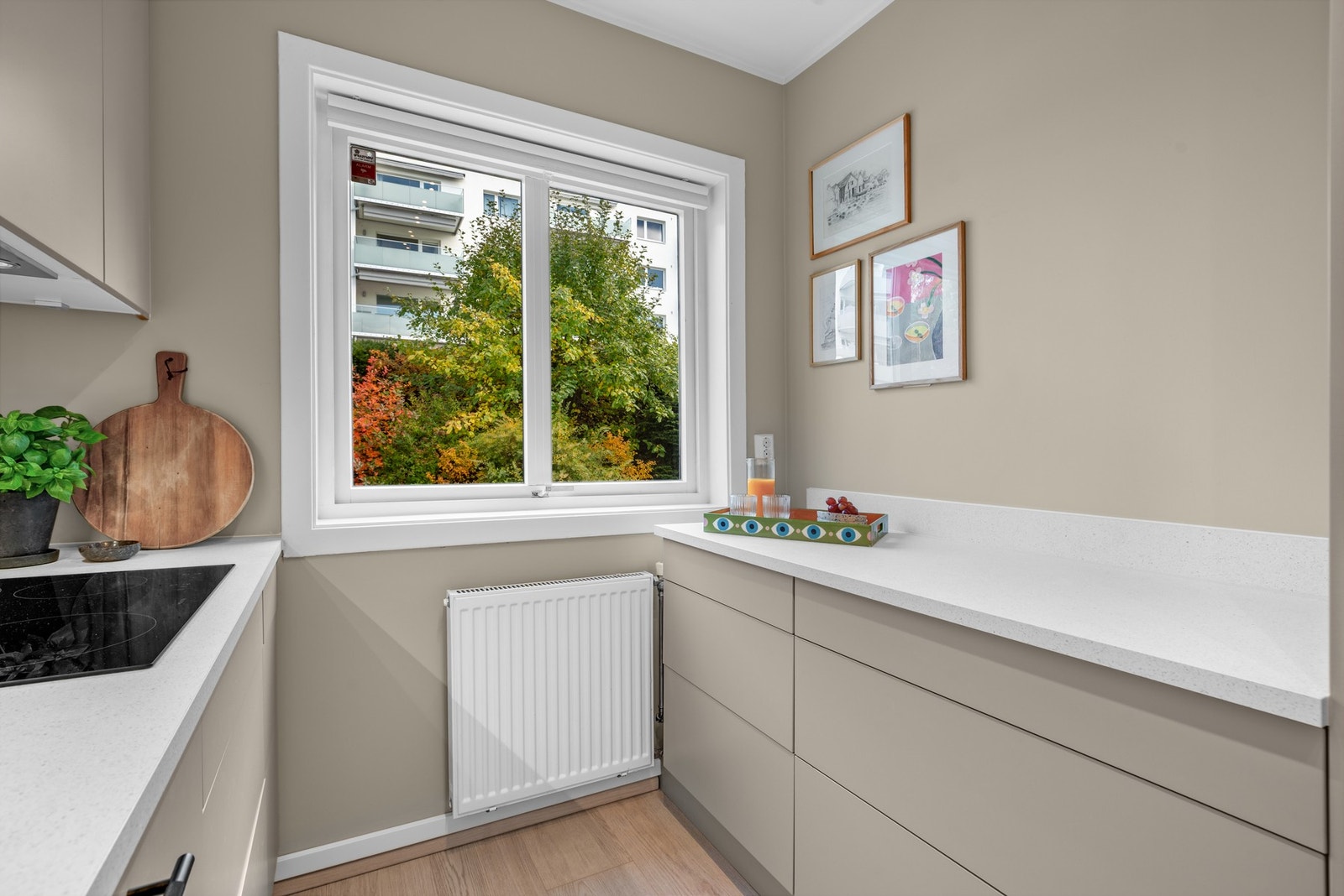 Det er godt med både skapplass og arbeidsbenk. Galleribilde