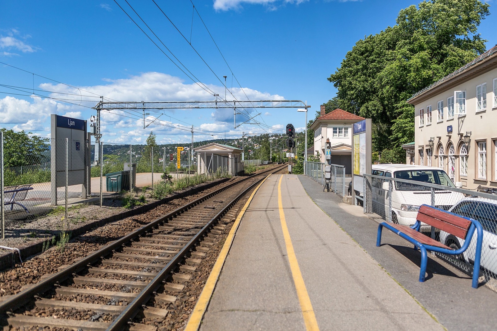 Bussen stopper rett ved boligen, ellers er det heller ikke langt å gå til togstasjonen på Ljan. Fra leiligheten kommer man seg hurtig til sentrum! Galleribilde