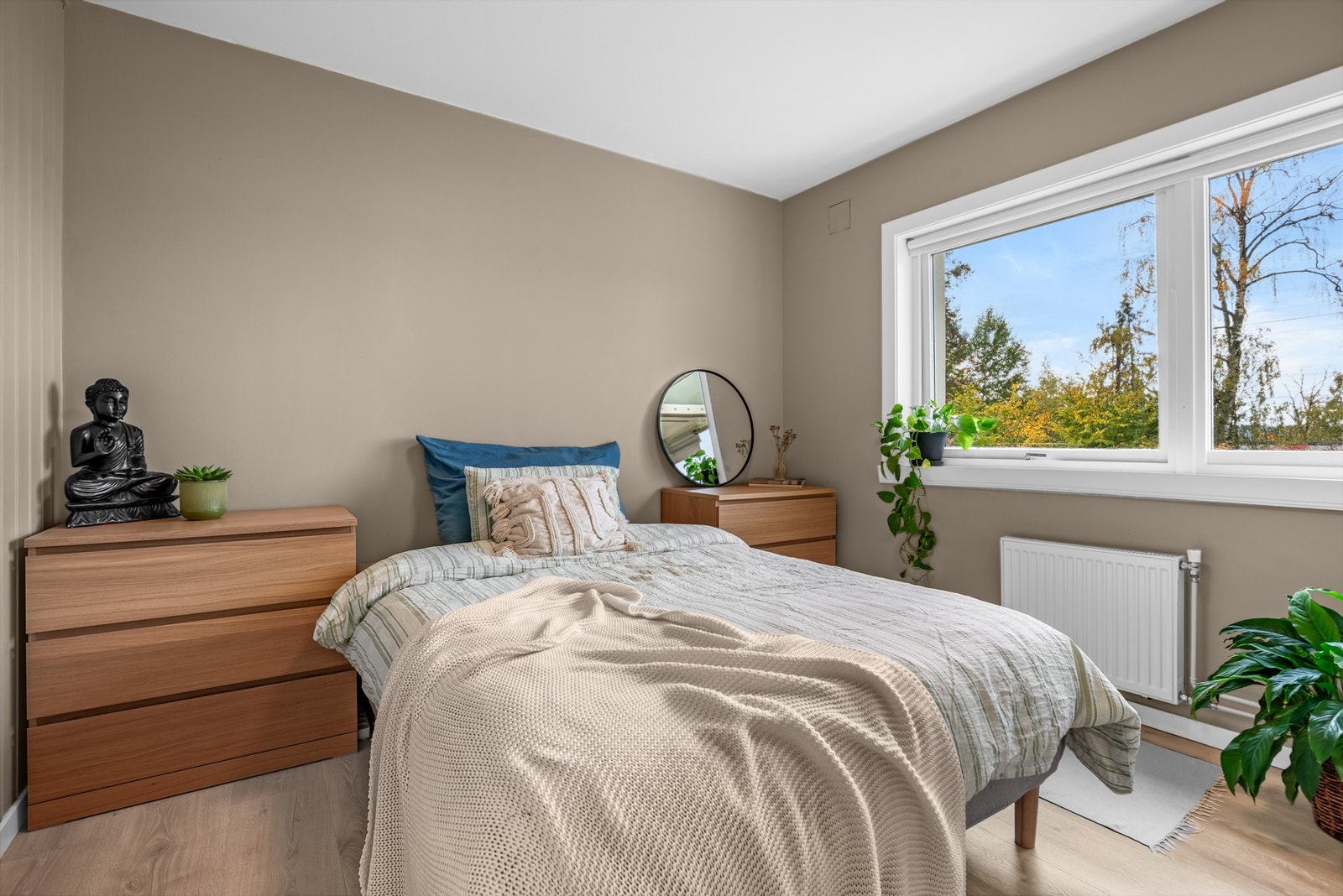 Leilighetens andre soverom ligger i tilknytning til stuen. Rommet er innredet med kommoder og dobbeltseng. Galleribilde