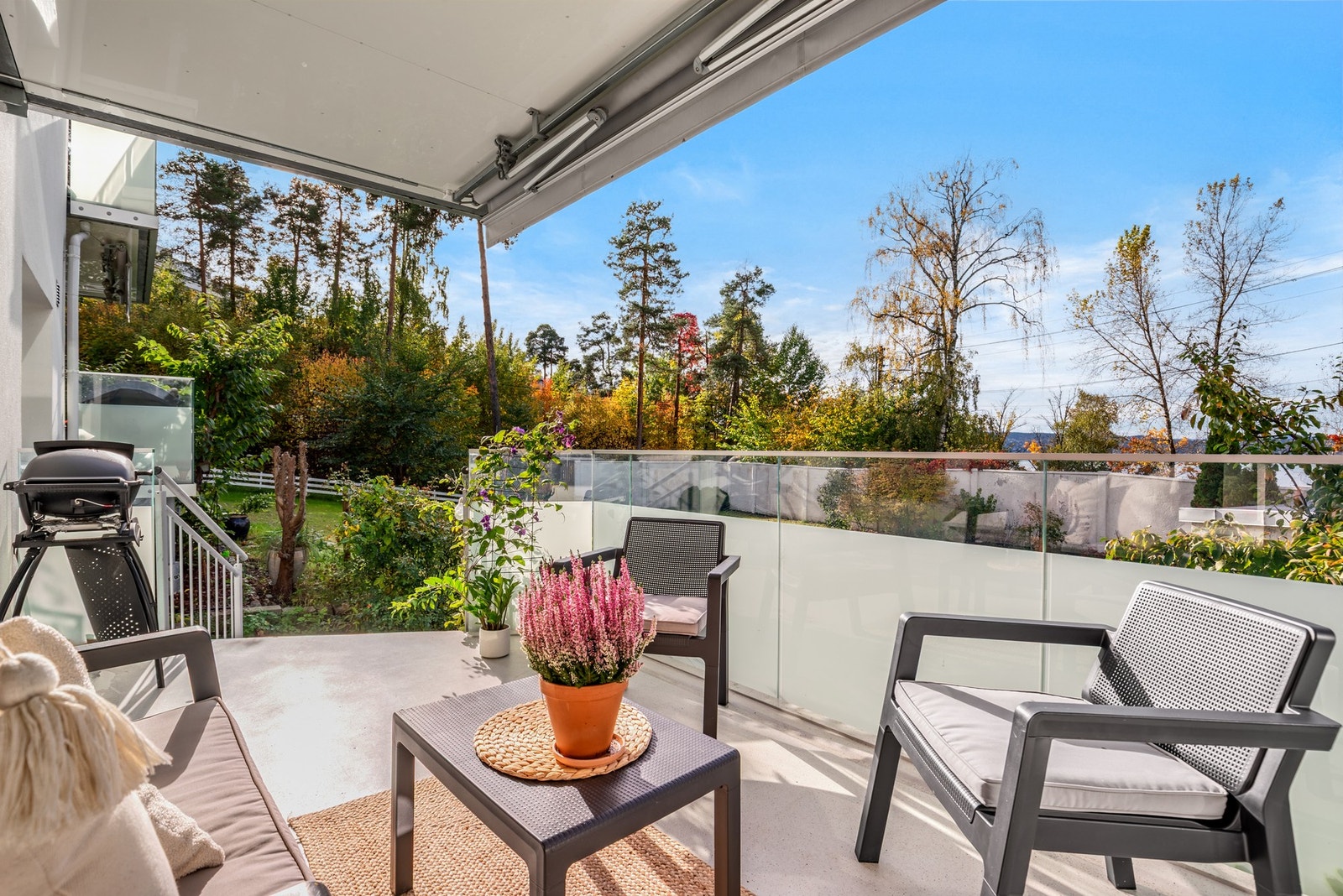 Fra stuen har du utgang til overbygd balkong. Den gode størrelsen på 11 kvm, gir fin plass til ulike utemøblement. Galleribilde