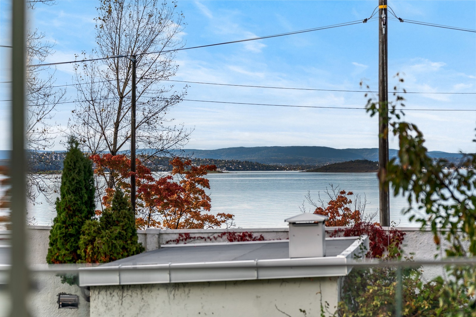 Herlig utsikt fra både balkongen, stuen og det ene soverommet. Galleribilde