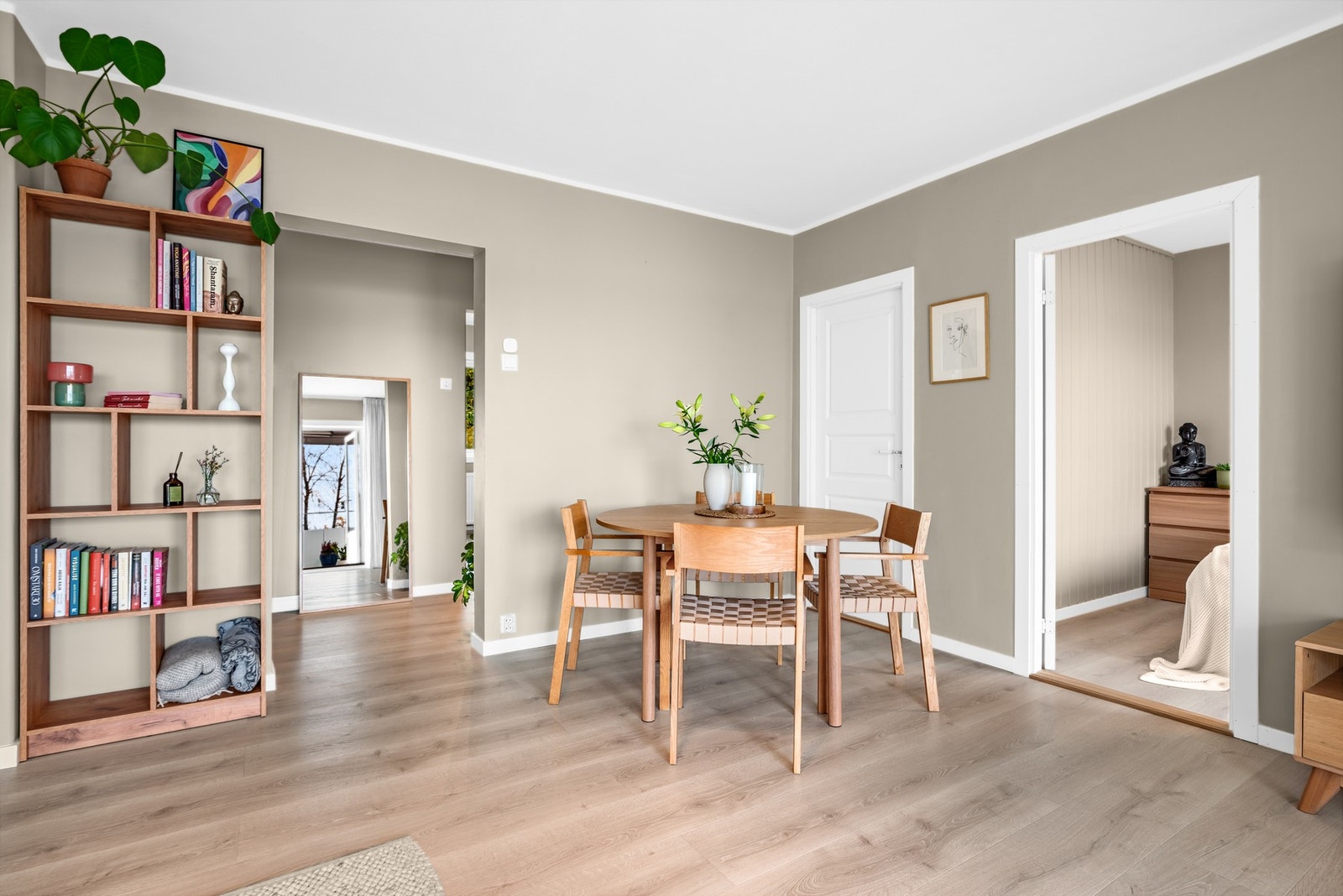 Fin plass til spisebord, der måltidene kan nytes i hyggelig lag. Døren bak er til den praktiske boden, som har blitt etablert av forrige eier. Galleribilde