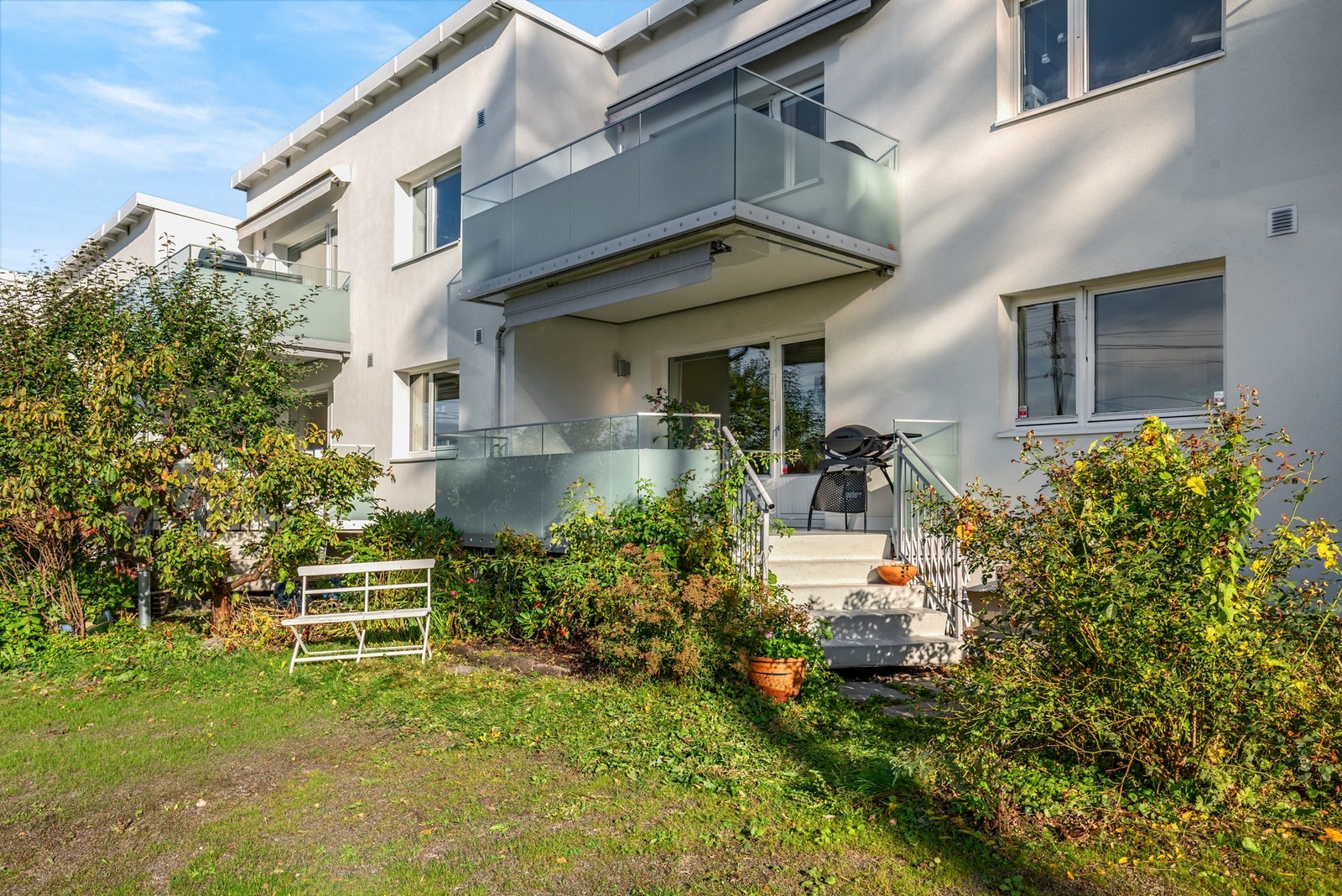 Balkongen har en attraktiv plassering i 1.etasje, som inkluderer trapp ned til den grønne felleshagen. Galleribilde