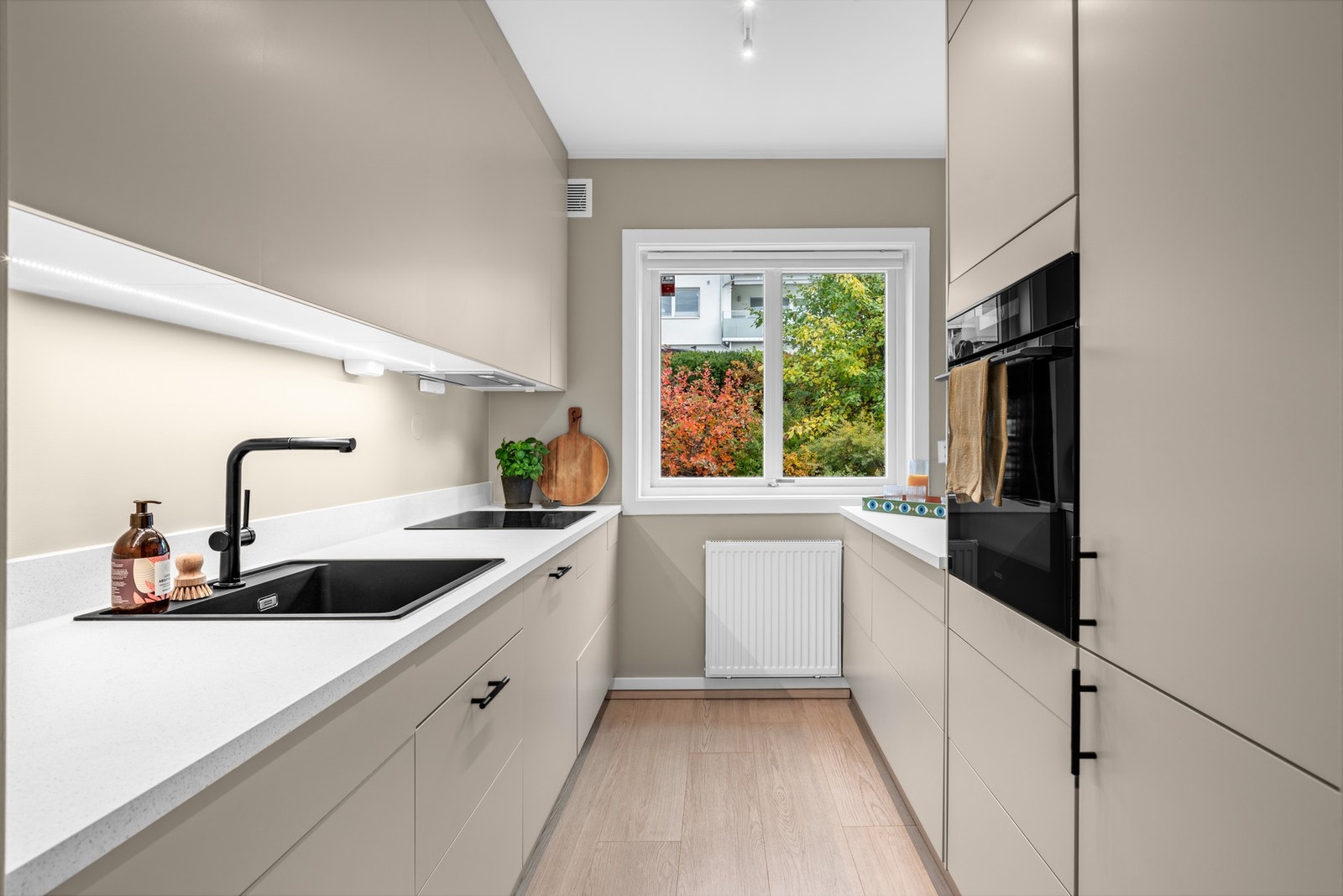 Kjøkkenet har en separat plassering i hjemmet, og inkluderer en delikat kjøkkeninnredning fra Epoq som var ny i 2025. Galleribilde