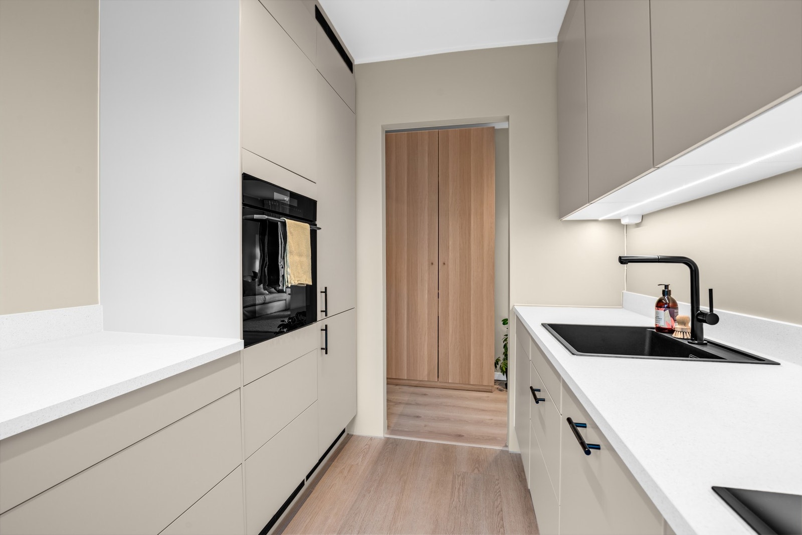 Integrerte hvitevarer gir et moderne og helhetlig inntrykk, og inkluderer induksjonsplatetopp, stekeovn, oppvaskmaskin og kjøle/fryseskap. Galleribilde