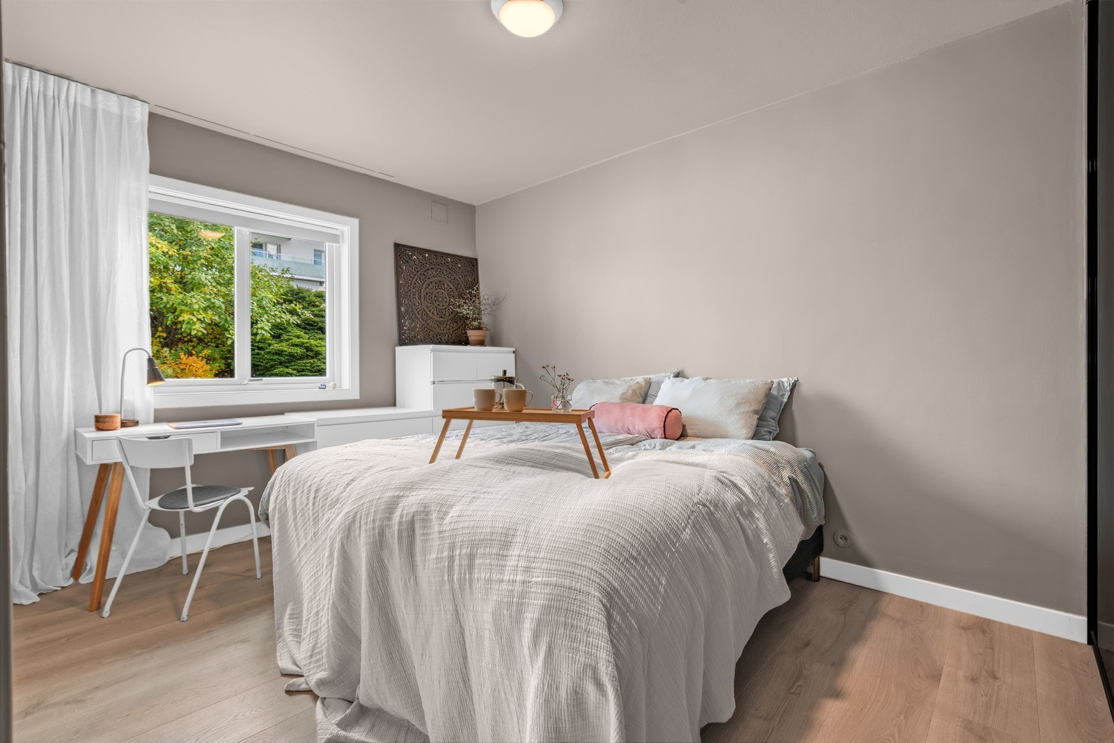 Leiligheten har to gode soverom. Det naturlige hovedsoverommet har plass til dobbeltseng, med nattbord eller en kontorplass. Galleribilde