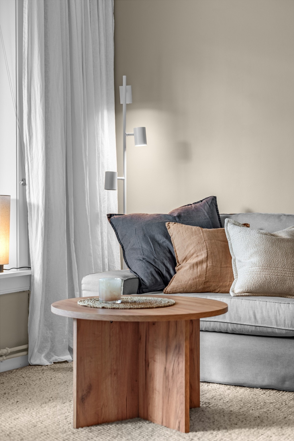 Leiligheten har et godt naturlig lysinnslipp, og veggflatene er malt i delikate farger. Galleribilde