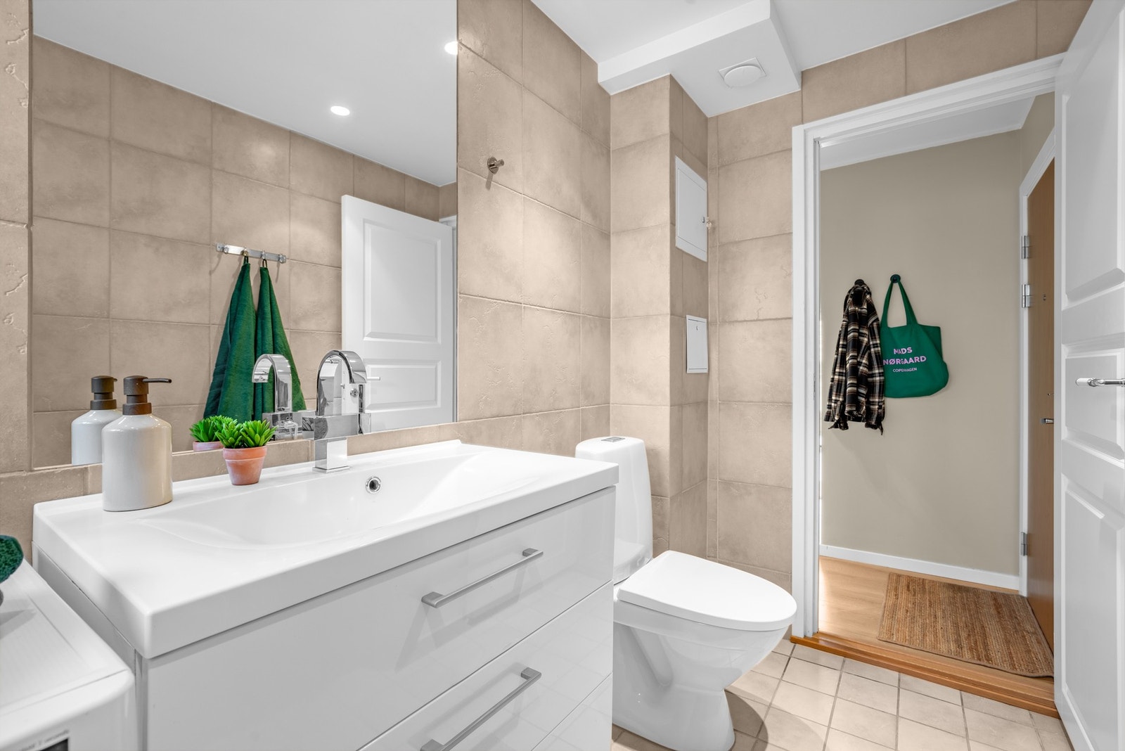 Servantskap med lagringsmuligheter for toalettartikler, mm. Innfelt speil på vegg over servant. Galleribilde