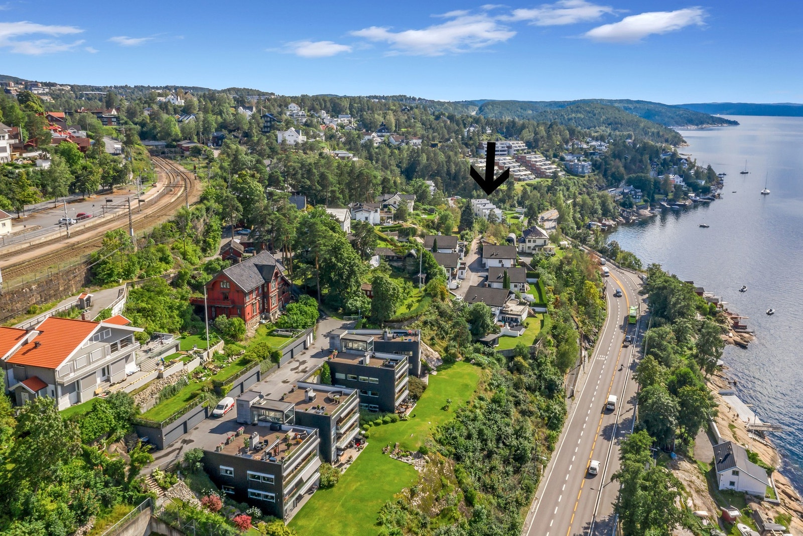 Beliggenhet rett ved vannkanten, gir særdeles gode bademuligheter! Aksjelaget har kollektivt medlemskap i Ljans Vel, noe som gir tilgang til Ljansbadet, Galleribilde