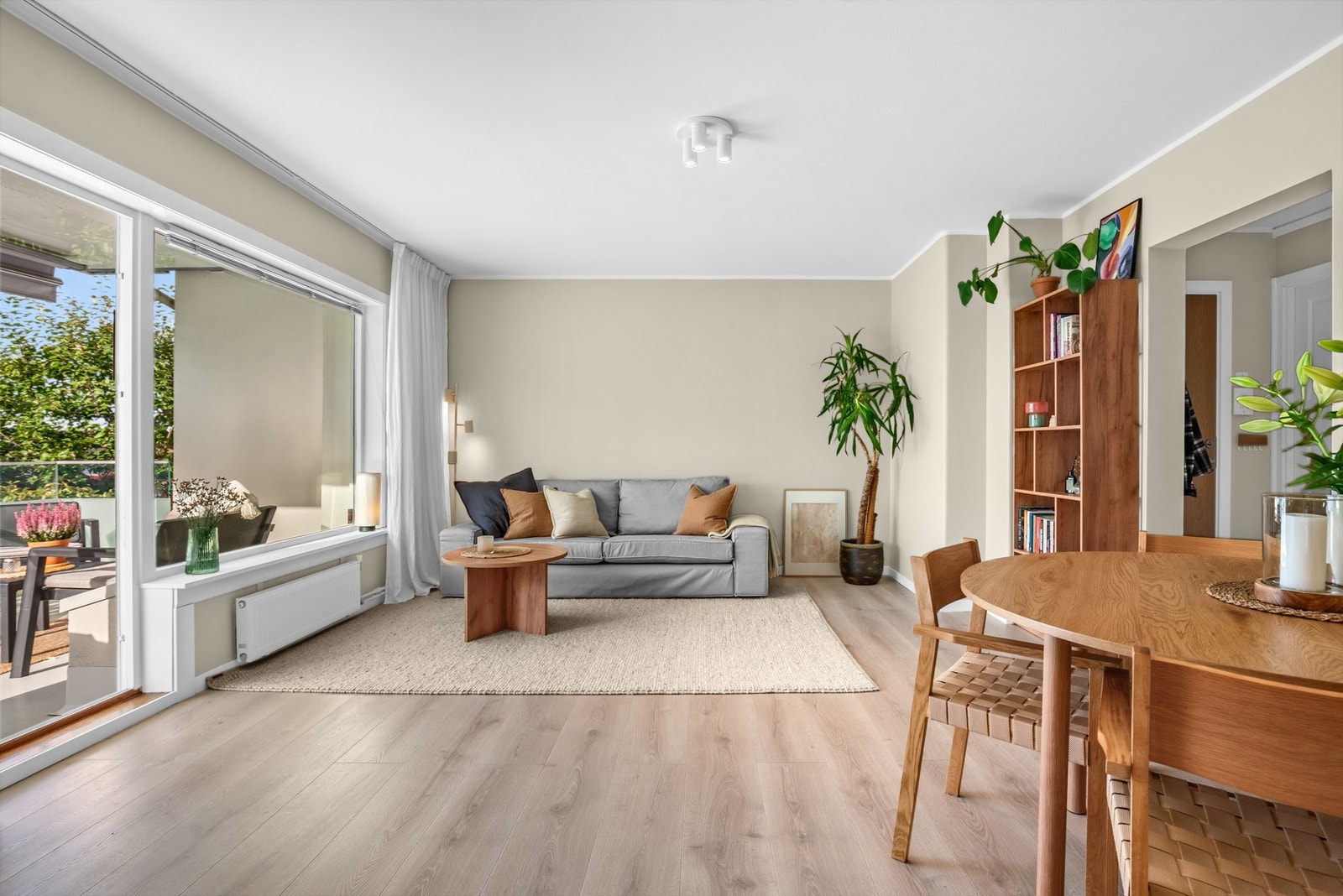 God plass til sofagruppe. Det er også pipeløp, noe som gjør det mulig å installere vedovn. Galleribilde