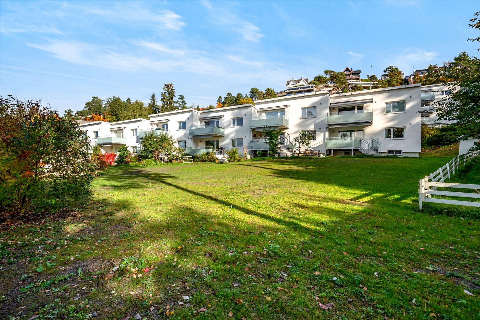 Leiligheten har en god intern beliggenhet i 1.etasje, med trapp ned til grønt fellesareal. Galleribilde