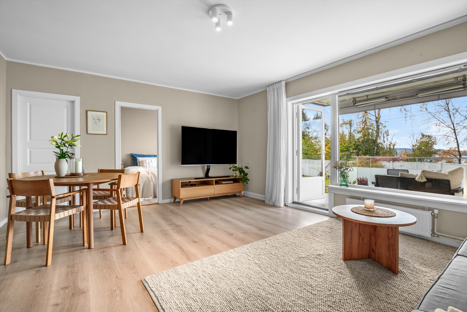 Leiligheten har en romslig og møbleringsvennlig stue. Galleribilde