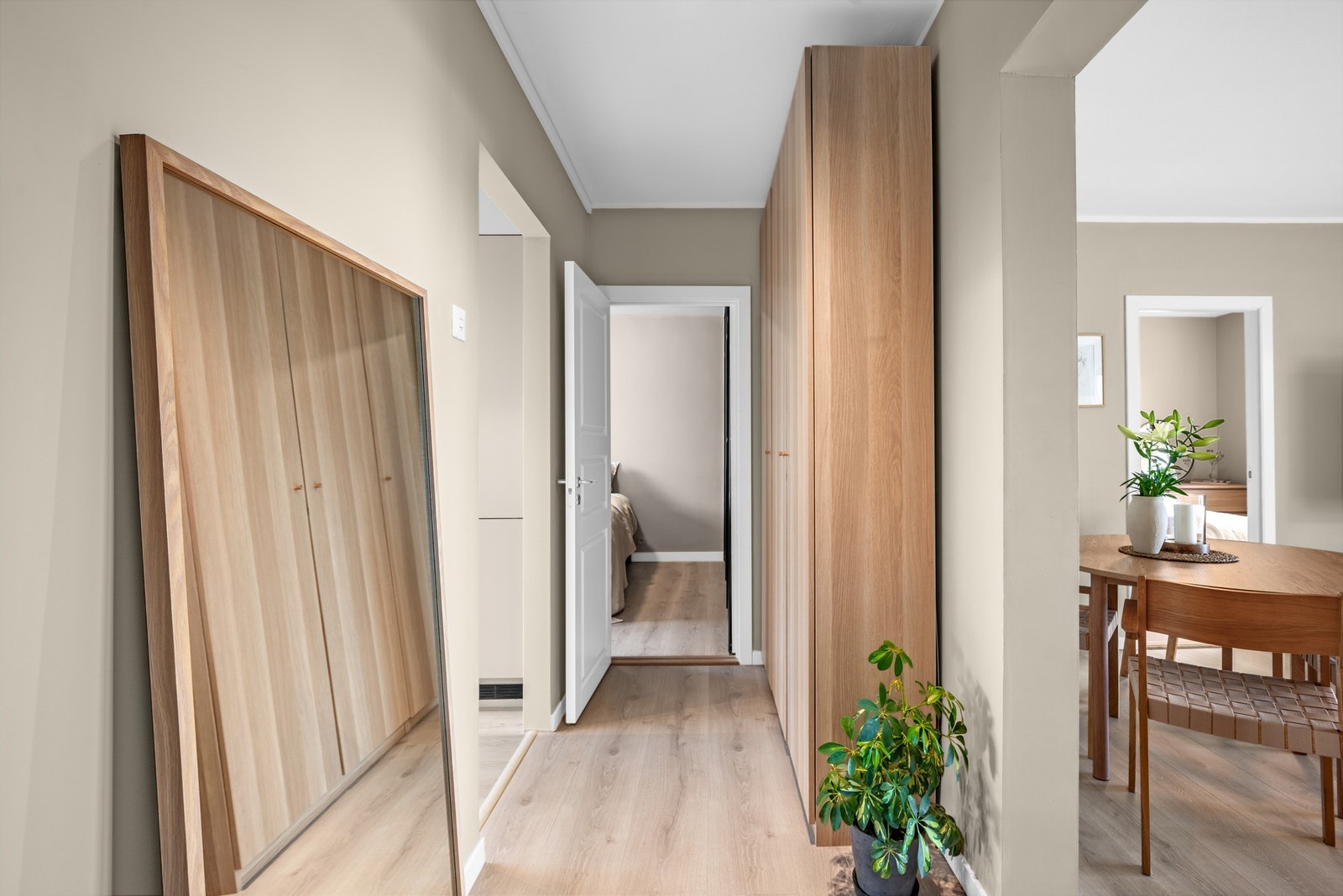 Vi tar turen videre inn til kjøkkenet. I gangen er det godt med garderobeskap, for ytterklær og sko. Galleribilde