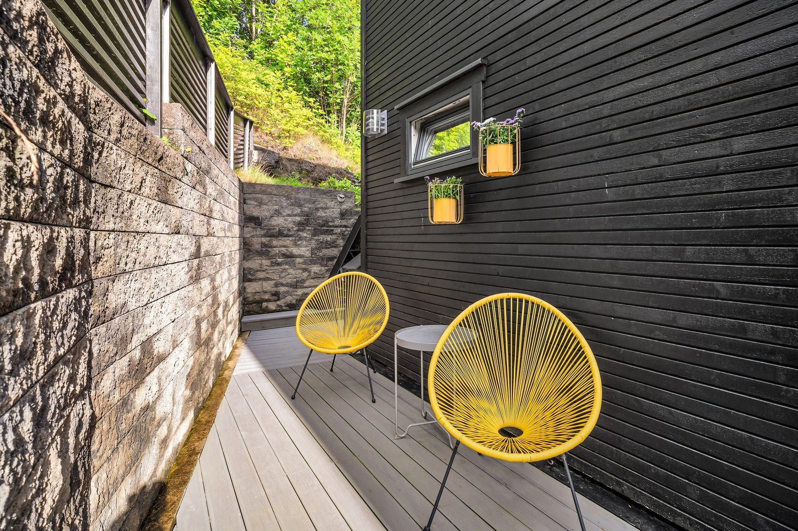 Terrassen omkretser store deler av leiligheten. Her kan man flytte seg etter sola, som man har store deler av døgnet sommerhalvåret. Galleribilde