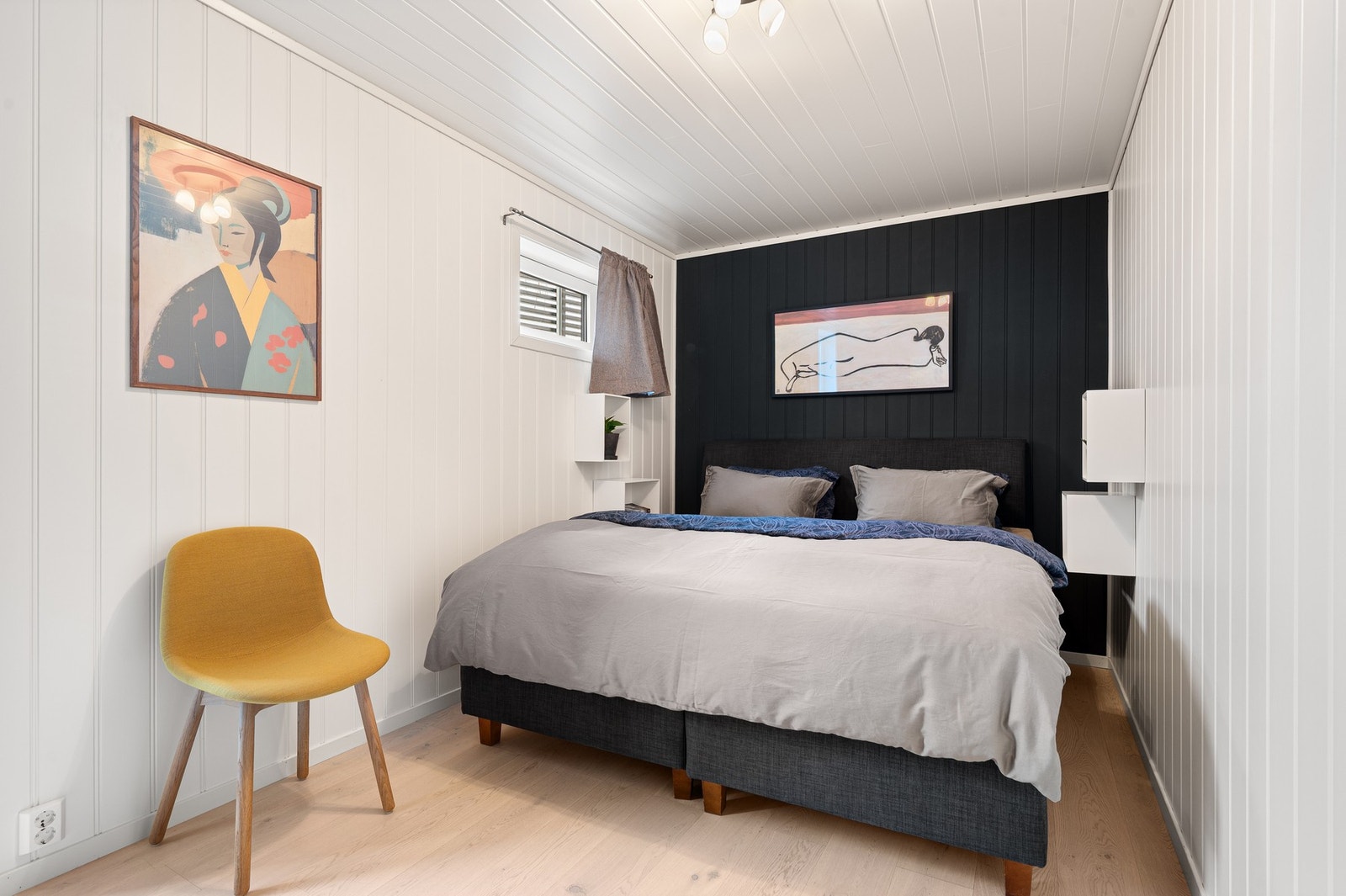 Soverom 3 måler 10,6 kvm. her har du god plass til seng av god størrelse. Galleribilde