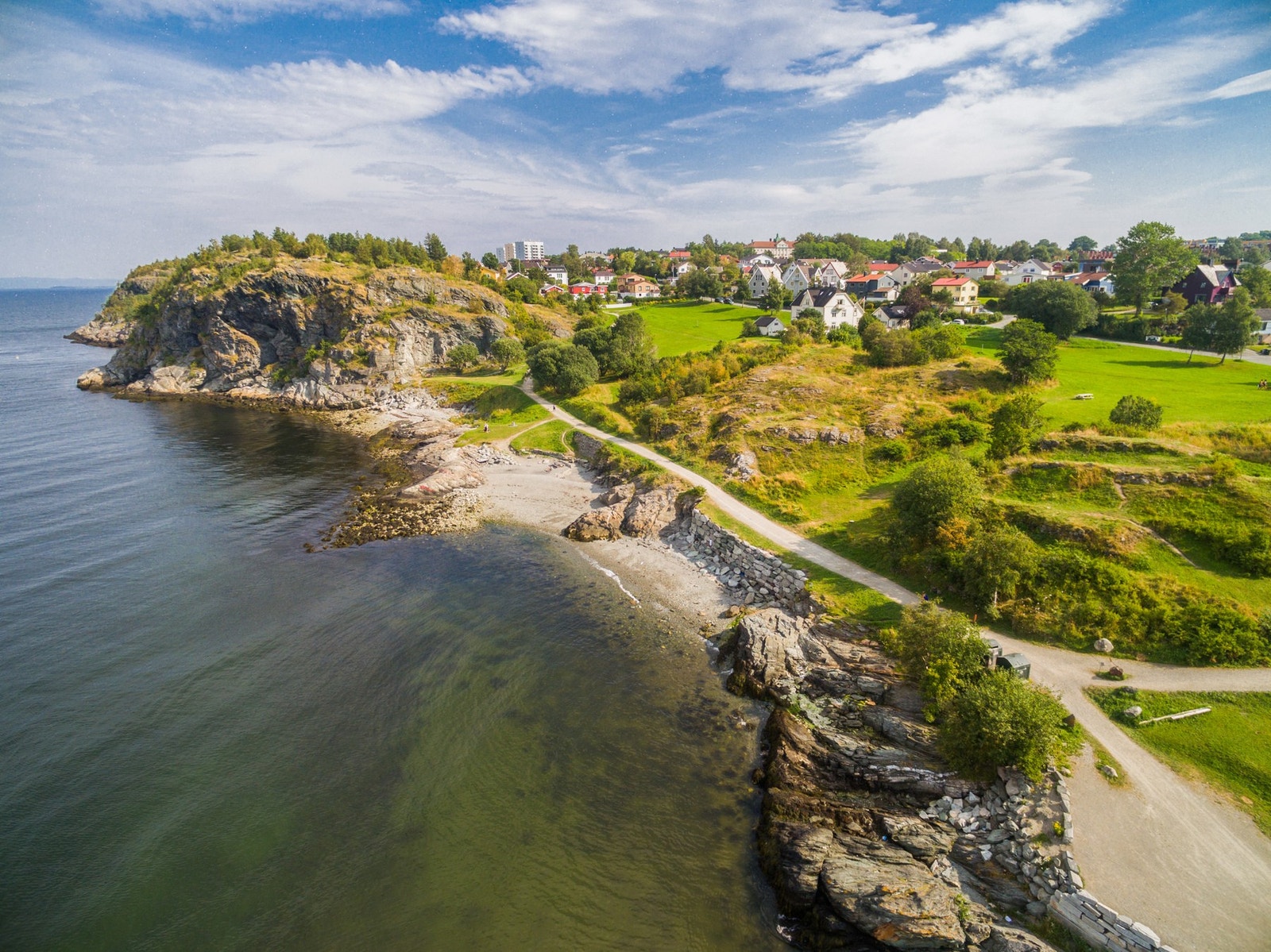 Nærområdet: Ladestien er en populær tursti sommer som vinter. Strekker seg fra Ladehammeren til Rotvollfjæra og har bl. annet det populære spisestedet Ladekaia, samt flere badeplasser som naturlige stoppesteder. Galleribilde