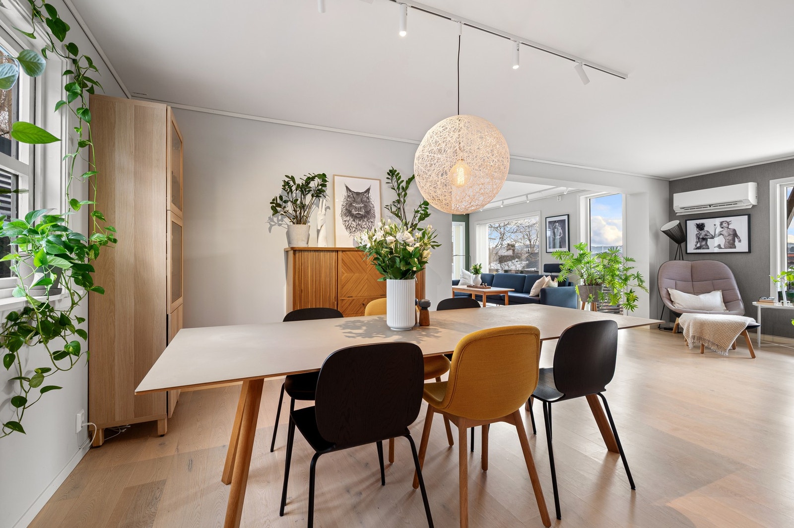 Leiligheten varmes opp av elektrisitet, varmepumpe og vedfyring. Innvendig varmepumpe ble byttet i 2025. Galleribilde