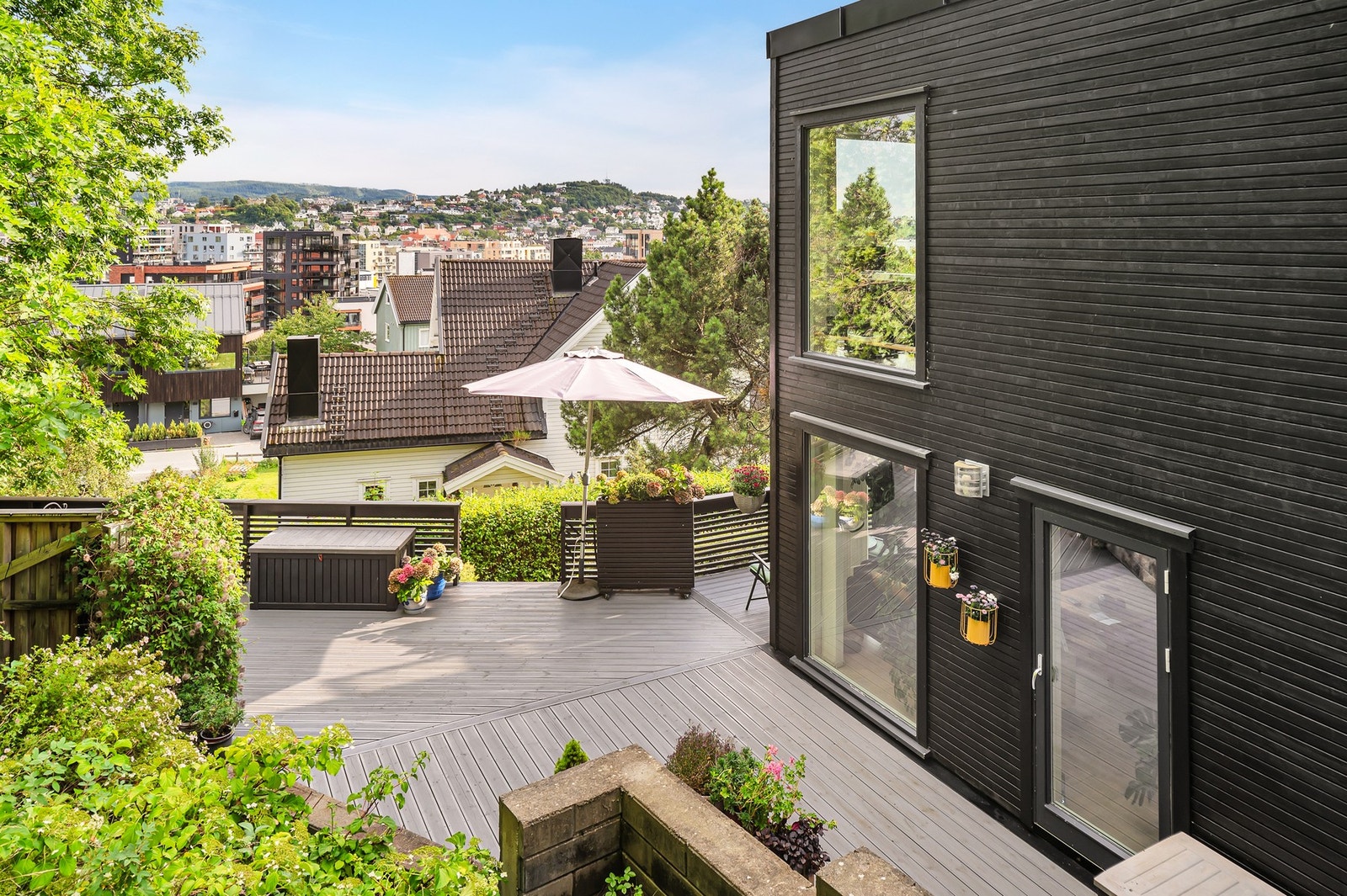 Leiligheten disponerer en romslig uteplass på hele 55 kvm, med mye utsikt og sol. Galleribilde