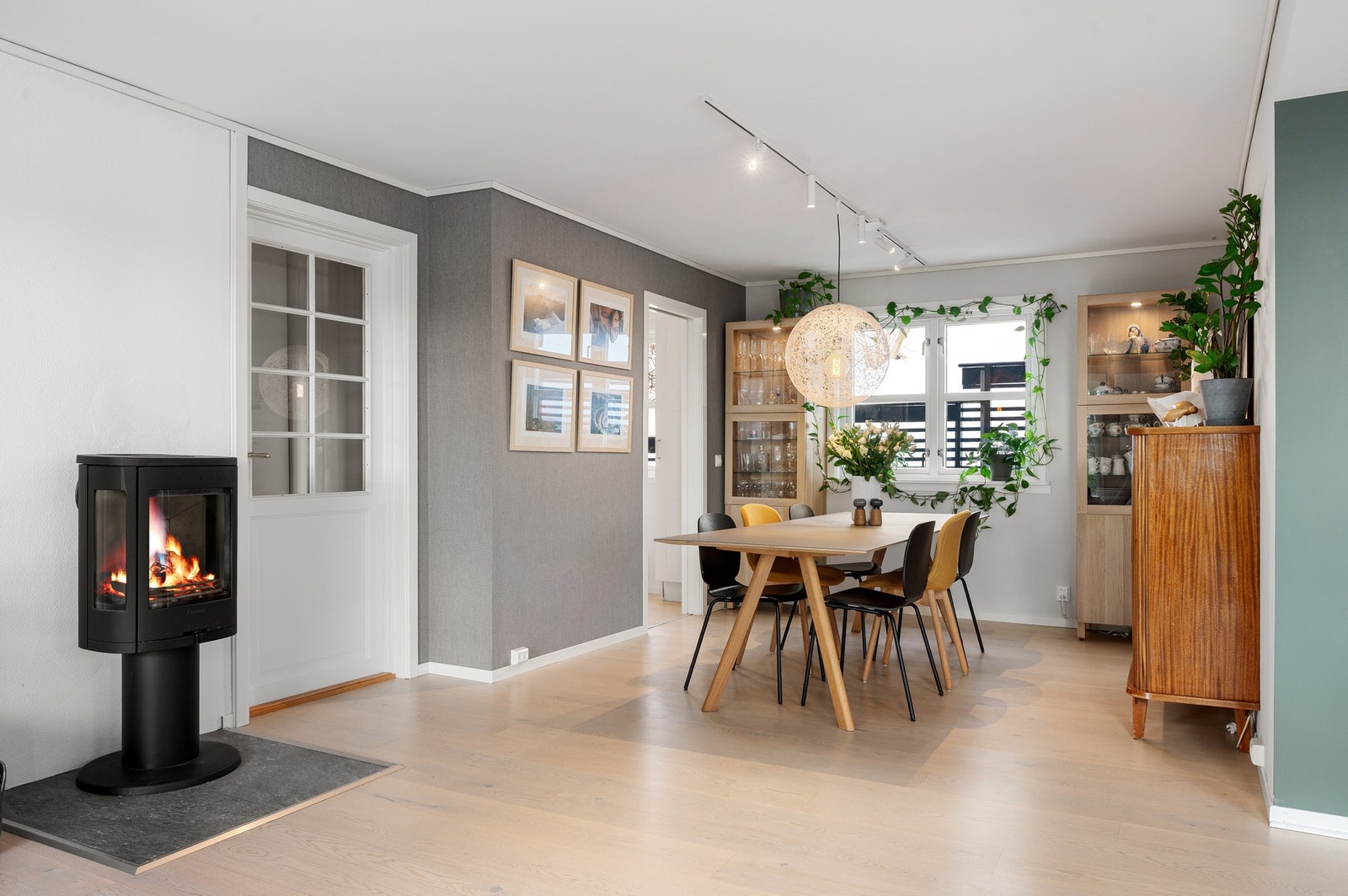 I tillegg til varmepumpe kan man fyre i peisen for ekstra varme på kalde dager. Galleribilde