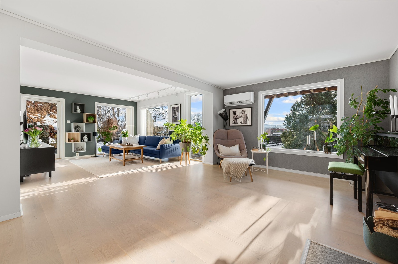 Velkommen til Heimstadveien 1, en flott 4-roms 1/4 part, med en romslig terrasse på 55 kvm og svært attraktiv beliggenhet på Ladehammeren! Galleribilde