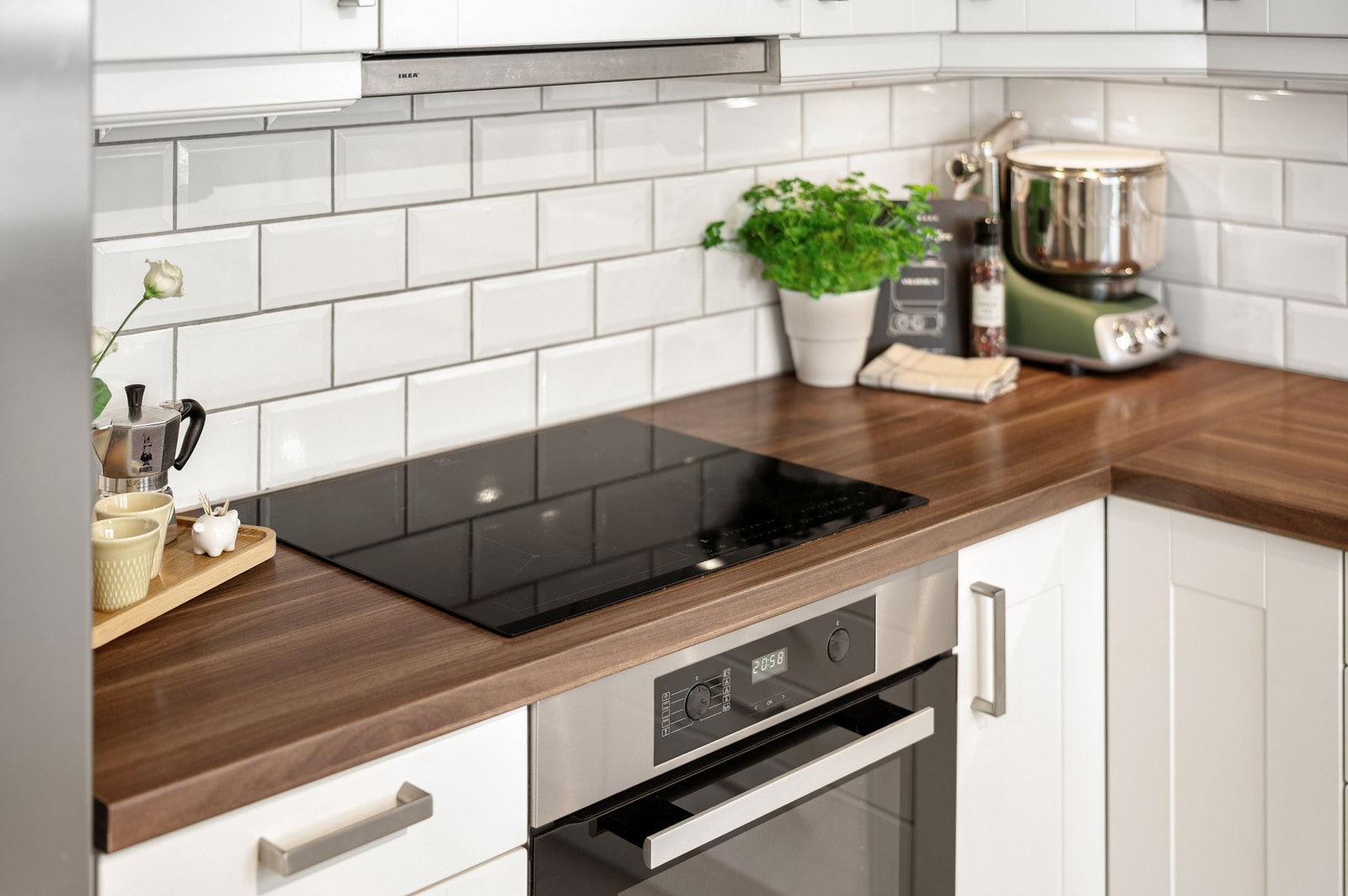 Integrert stekeovn fra Miele, platetopp fra Electrolux og oppvaskmaskin fra Asko ble byttet i 2022. Galleribilde