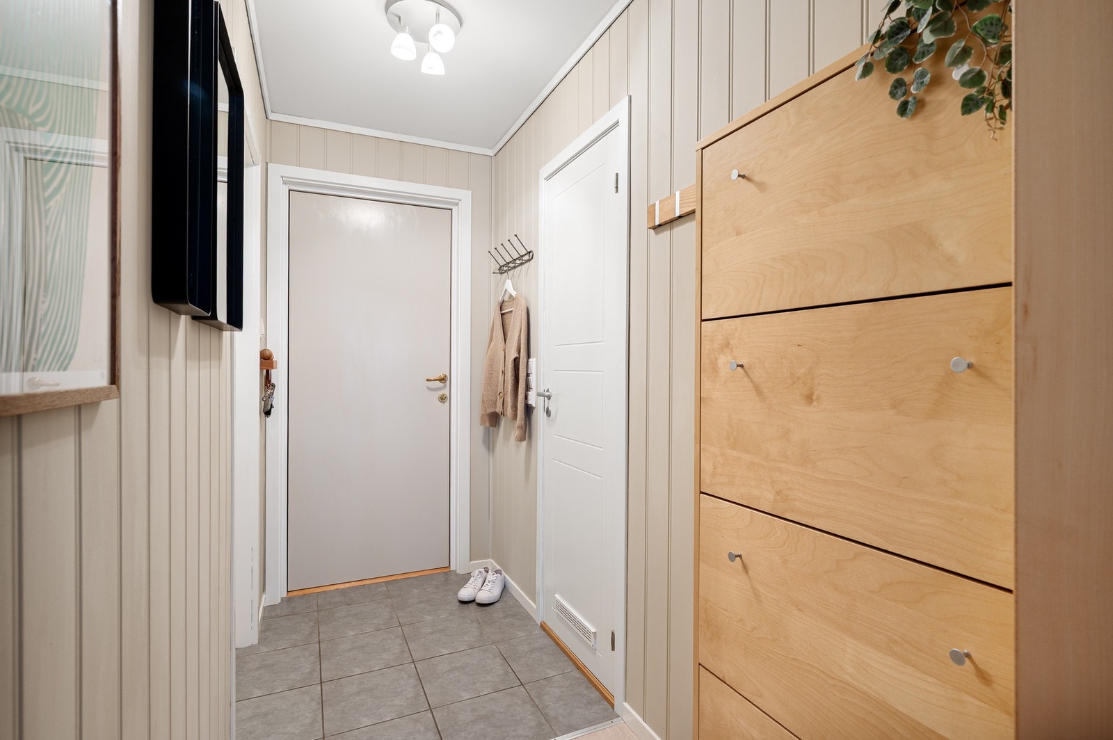 Velkommen inn! Entreen måler 5 kvm. Galleribilde