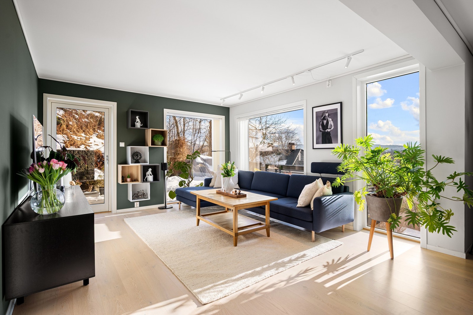 Leiligheten måler hele 95 kvm og består av entré/gang, bad, kjøkken, 3 soverom og stue. Galleribilde